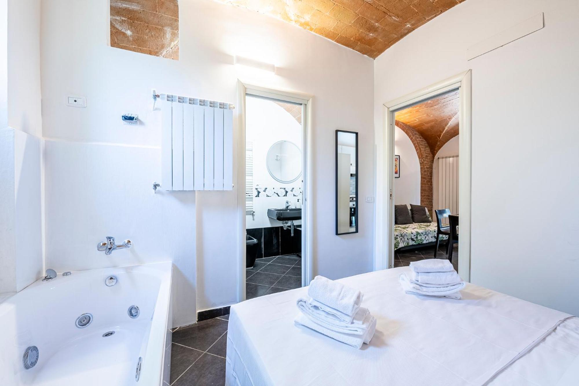 New Romantic Suite With Private Jacuzzi & Fast Wifi In Historic Center Of Grosseto Exterior photo