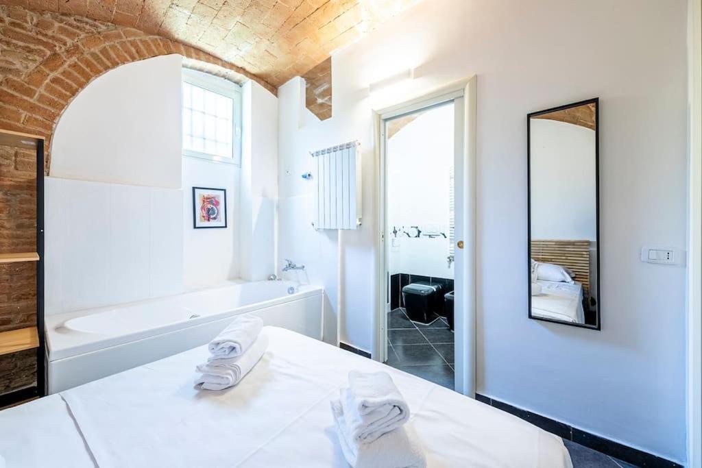 New Romantic Suite With Private Jacuzzi & Fast Wifi In Historic Center Of Grosseto Exterior photo